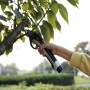 Yard Force Akku-Gartenschere im Einsatz zum Schneiden eines Astes. Teil des 6-teiligen Gartenwerkzeug-Sets.
