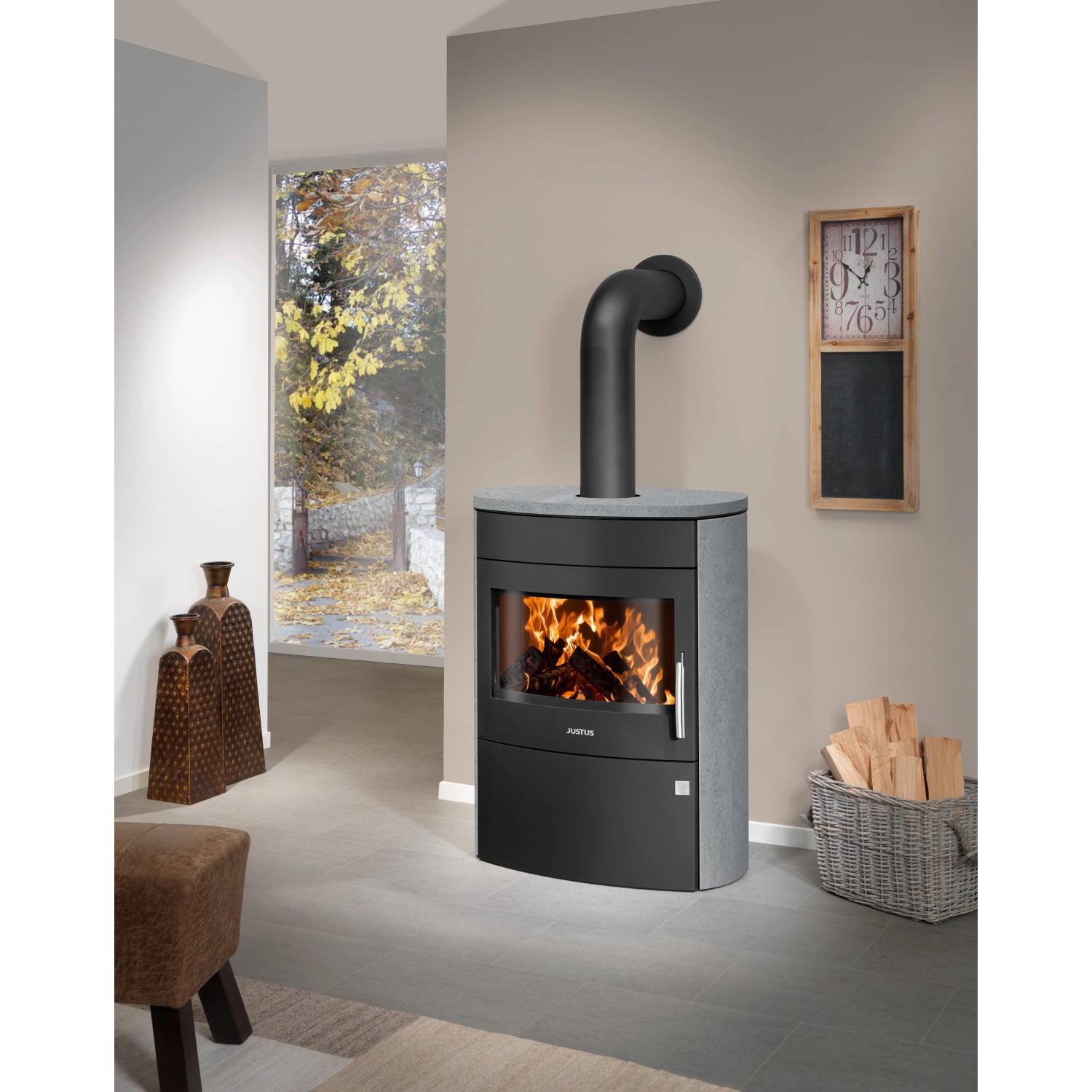 Justus Agero 2.0 Kaminofen mit Specksteinverkleidung in Schwarz-Grau, 7 kW Leistung. Gemütliche Atmosphäre im Wohnraum.