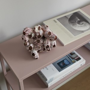 Dekoration mit Alpina Feine Farben Lack No. 19 Melodie der Anmut® lila edelmatt gestrichen.