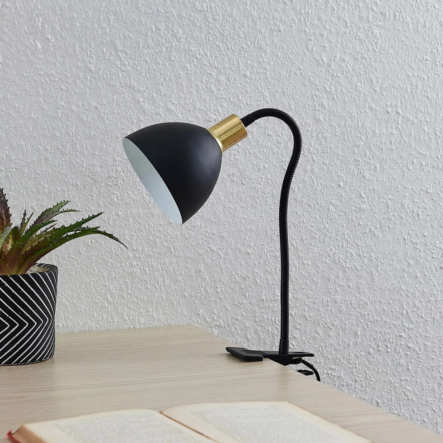 Schwarze Lindby Klemmleuchte Genora aus Metall, 1-flammig, für Wohnzimmer.