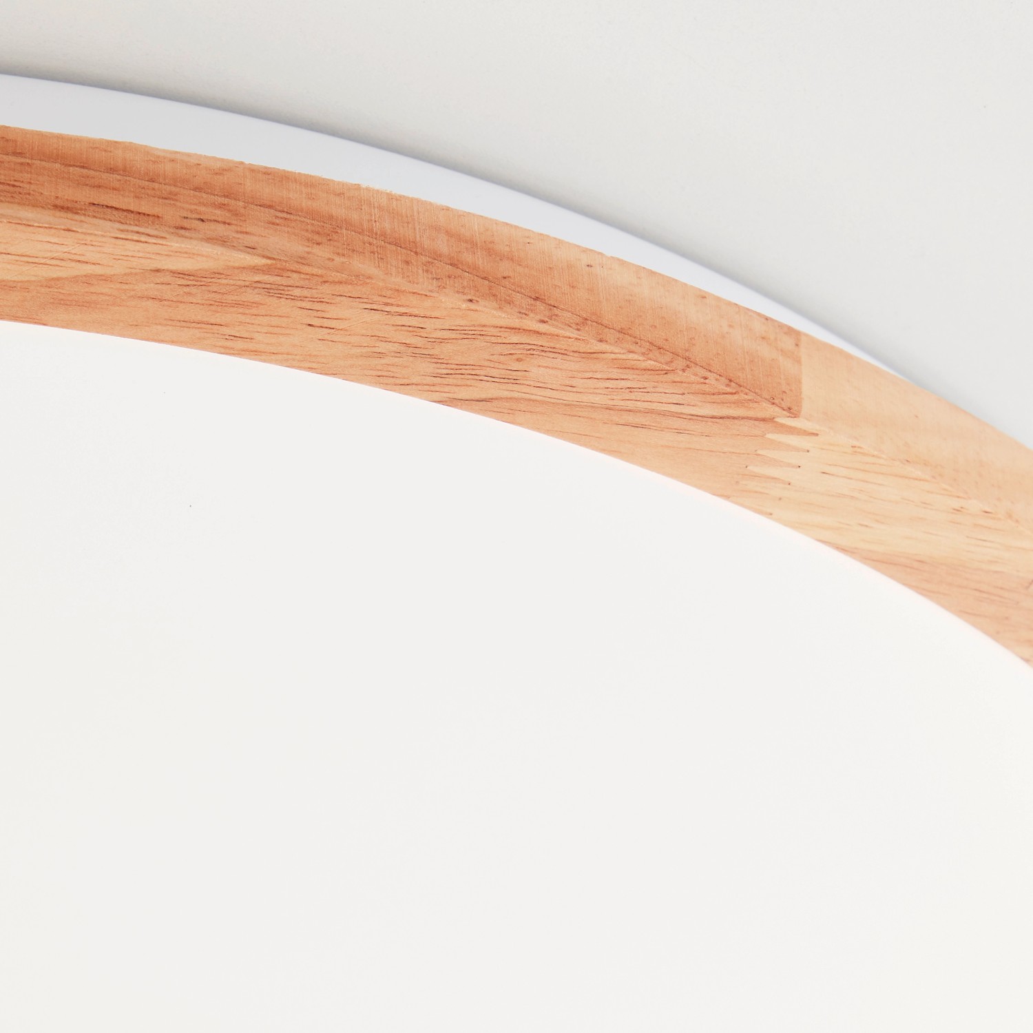 Detailaufnahme: Runde, dimmbare LED-Deckenleuchte Bario in Weiß/Holz, einstellbare Farbtemperatur.