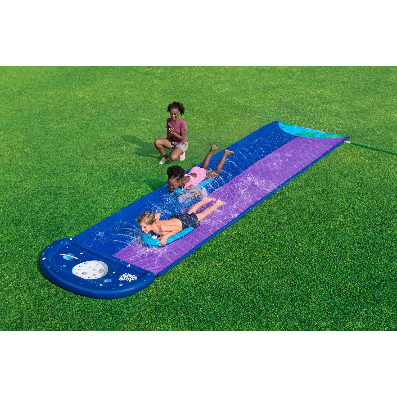 Bestway H2OGO Lunar Launch Wasserrutsche für 2 Personen im Garten mit Kindern beim Rutschen.