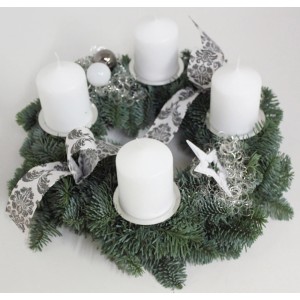 Adventskranz mit 4 weißen Kerzen, Ø 30 cm, geschmückt mit Schleifenband und Dekorationen.