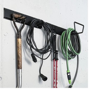 Ar Shelving Gerätehalter mit Haken (2er Set) an Wand mit Werkzeugen und Gartenschlauch.