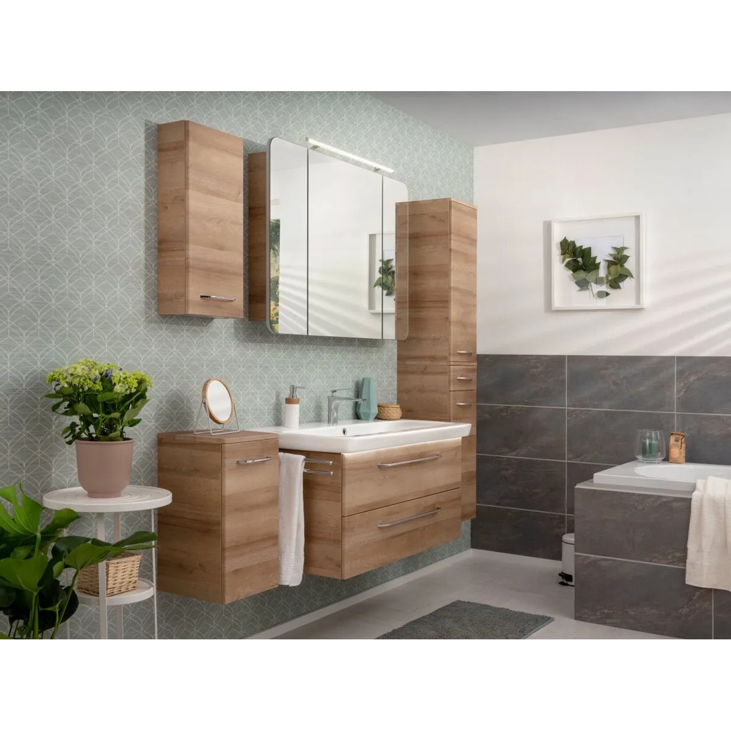 Badezimmer mit Fackelmann Hängeschrank Milano in Asteiche, Waschtisch und Spiegelschrank.