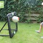 EXIT Kickback Multisport Rebounder M (84x84cm) in Aktion mit Kind beim Fußballspielen im Garten.