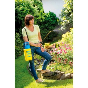 Frau nutzt Gloria Drucksprüher Prima 3 (3 bar) zur Pflanzenpflege im Garten.