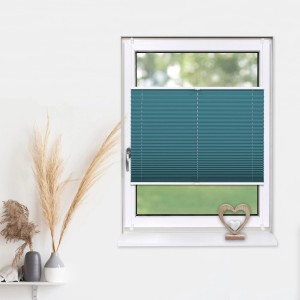 Petrolfarbenes Plissee 45x150 cm am Fenster, blickdicht und ohne Bohren montiert.