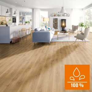 Verlegtes Egger Aqua+ Laminat Eiche Brook Honig im Wohnraum, wasserfest und robust.