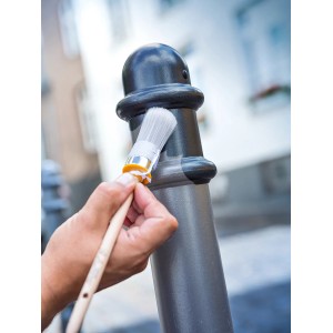 Lackierarbeiten mit LUX Ringpinsel Gr. 8: Detailaufnahme beim Streichen eines Metallpfostens.