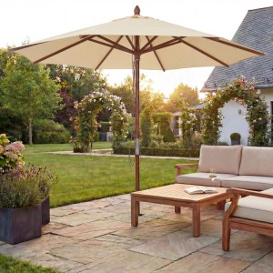 Großer, runder Sonnenschirm (Ø4m) mit cremefarbenem Polyester-Bezug und Holzgestell auf einer Terrasse im Garten.