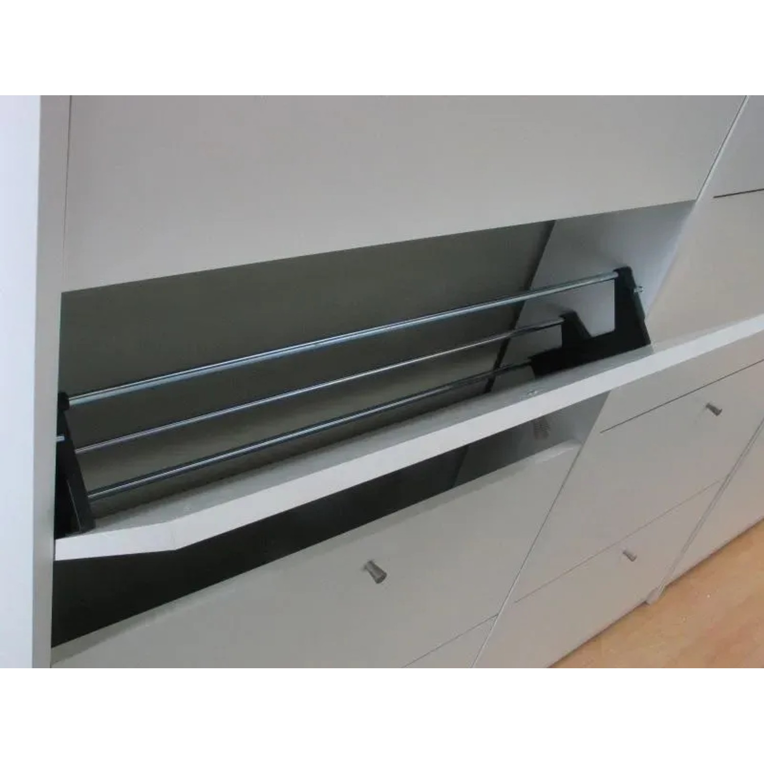 Weißer ebuy24 Escape Schuhschrank mit 4 Klappen und Schuhhalterung.