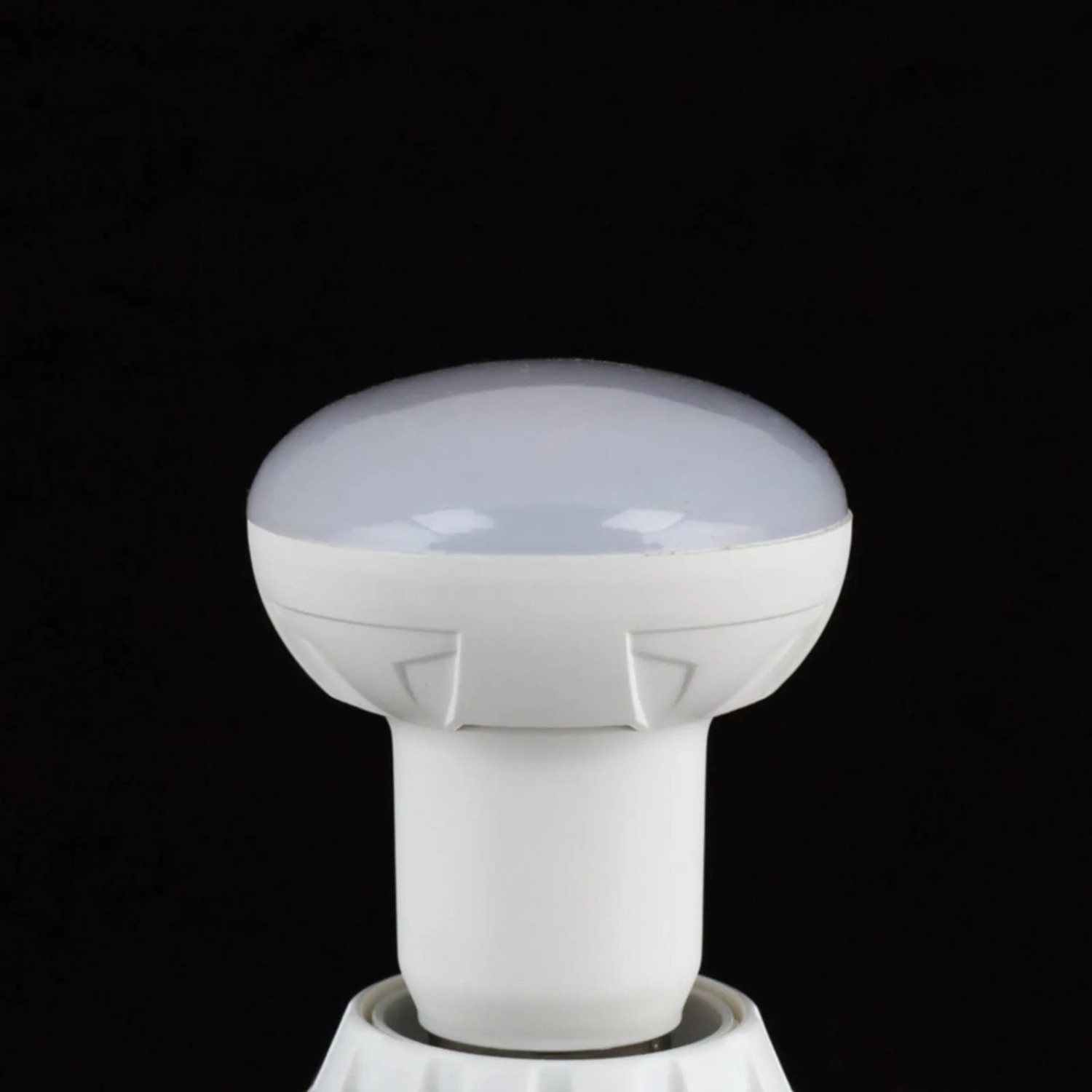 Weiße Lindby E27 LED Lampe, 11W Reflektor mit warmweißem Licht.