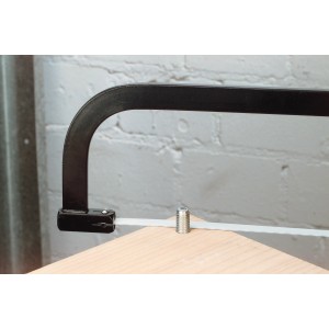 LUX Metallsägebogen Professional 300 mm beim Sägen von Holz.