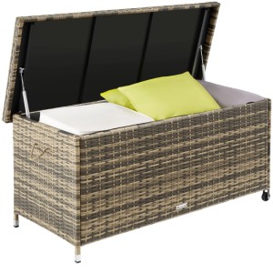 Geöffnete Tectake Auflagenbox Kiruna 270L aus Polyrattan mit Kissen und Rollen.