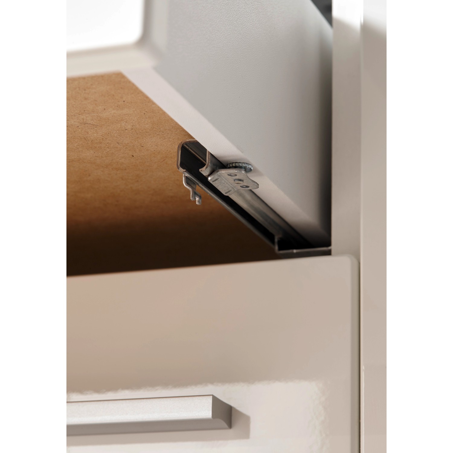 Detailaufnahme: Schublade mit Soft-Close-Funktion der Respekta Inselküche Gabriel, Weiß Hochglanz.