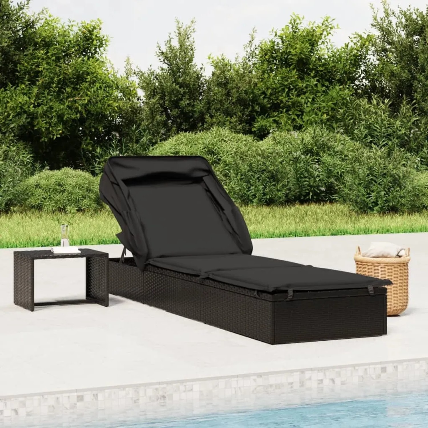 Schwarze vidaXL Sonnenliege mit Faltdach aus Poly Rattan, mit Beistelltisch, für Garten oder Terrasse.