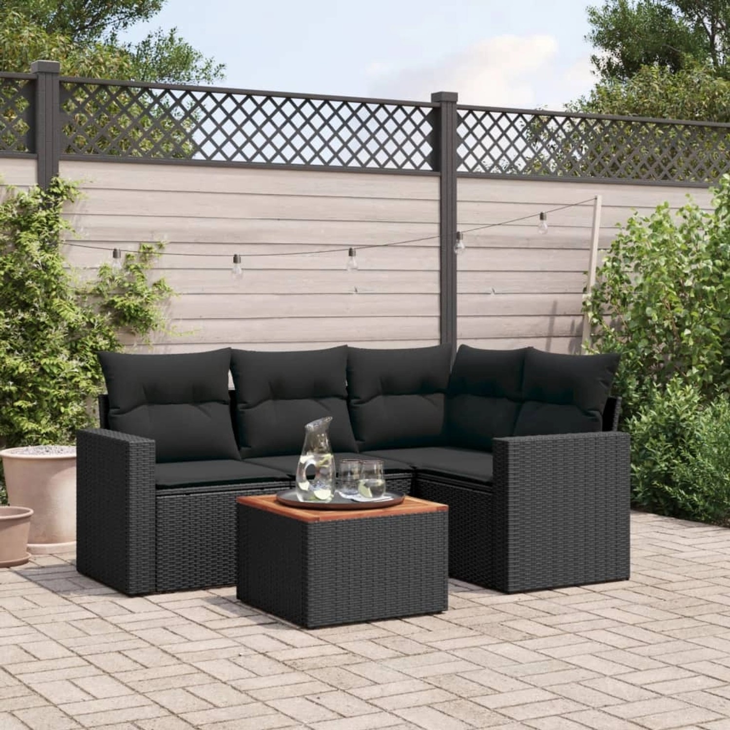 Schwarze 5-tlg. vidaXL Garten-Sofagarnitur aus Poly Rattan mit Kissen und Tisch.