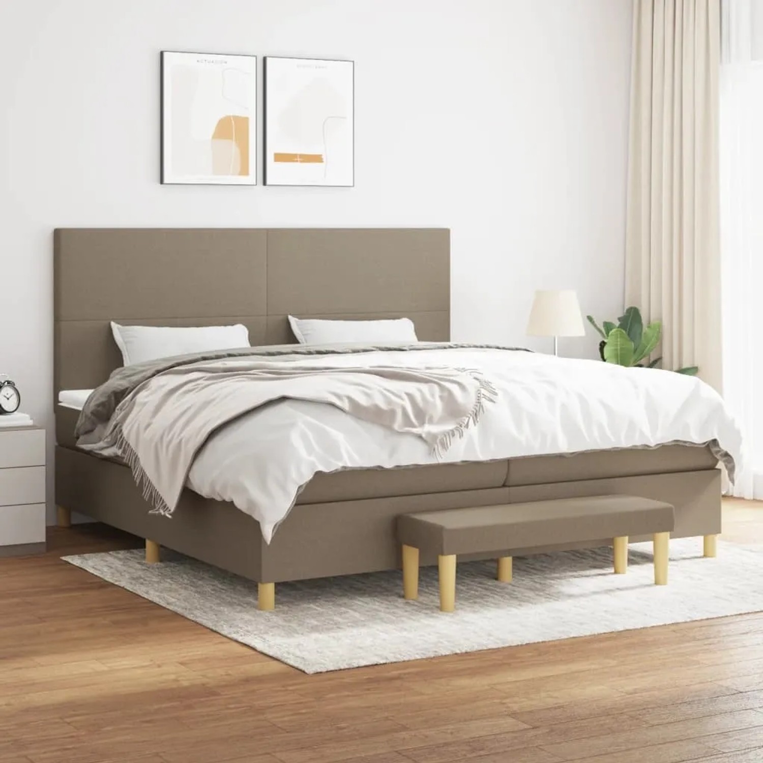 Boxspringbett mit Matratze in Taupe (200x200 cm) mit Kopfteil und Bank.