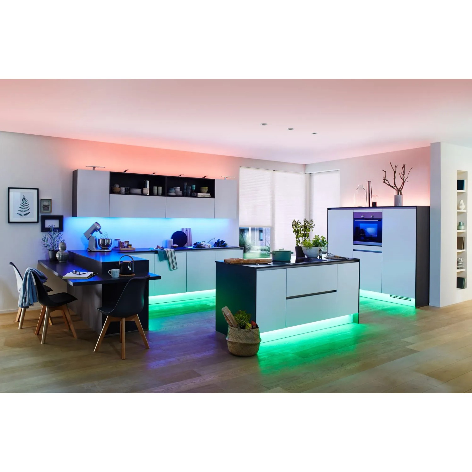 Moderne Küche mit Paulmann MaxLED RGBW LED Streifen, die farbiges Licht spenden.