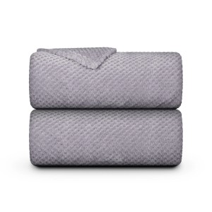 Gefaltete, hellgraue Bestgoodies Kuscheldecke (150x200 cm) mit Cashmere Soft Touch Popcorn Struktur.