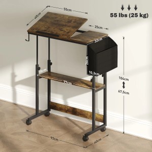 Höhenverstellbarer, rustikal-brauner Schreibtisch mit Ablage und Rollen. Ideal als Stehpult.