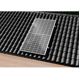 Priwatt Solaranlage priRoof auf Dach mit Dachpfannen. Das Solarmodul ist auf einem Dach montiert.