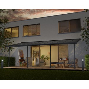 Canopia Terrassenüberdachung Capri, 730x300 cm, anthrazitgrau, am Haus montiert.