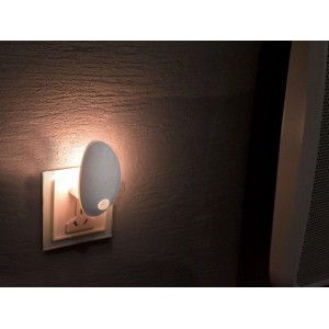 Ovales LED-Nachtlicht mit Bewegungssensor in der Steckdose, warmweißes Licht.