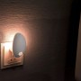 Ovales LED-Nachtlicht mit Bewegungssensor in der Steckdose, warmweißes Licht.