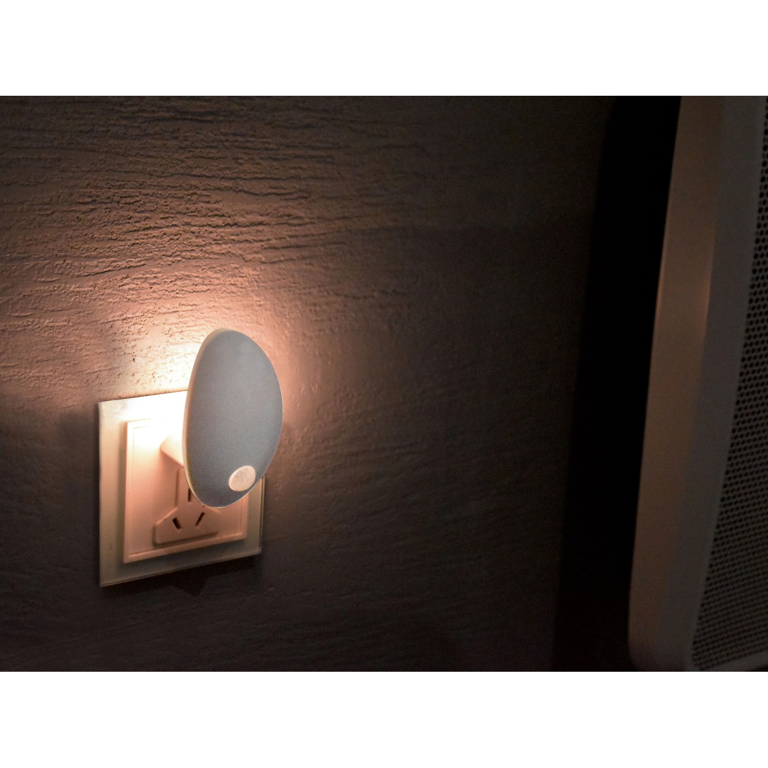 Ovales LED-Nachtlicht mit Bewegungssensor in der Steckdose, warmweißes Licht.