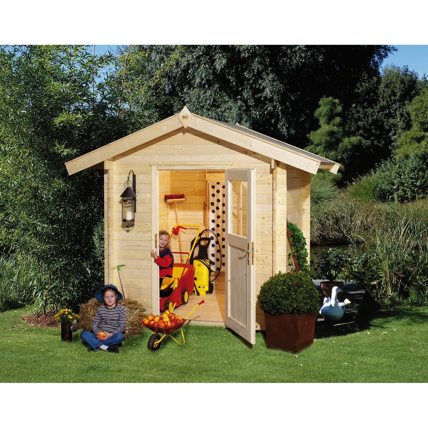 Naturfarbenes weka Gartenhaus Bregenz A mit Satteldach und geöffneter Tür, davor spielende Kinder.