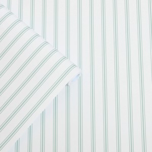 Laura Ashley Vliestapete Farnworth Stripe Sage Green: Rolle mit feinen, grünen Streifen.