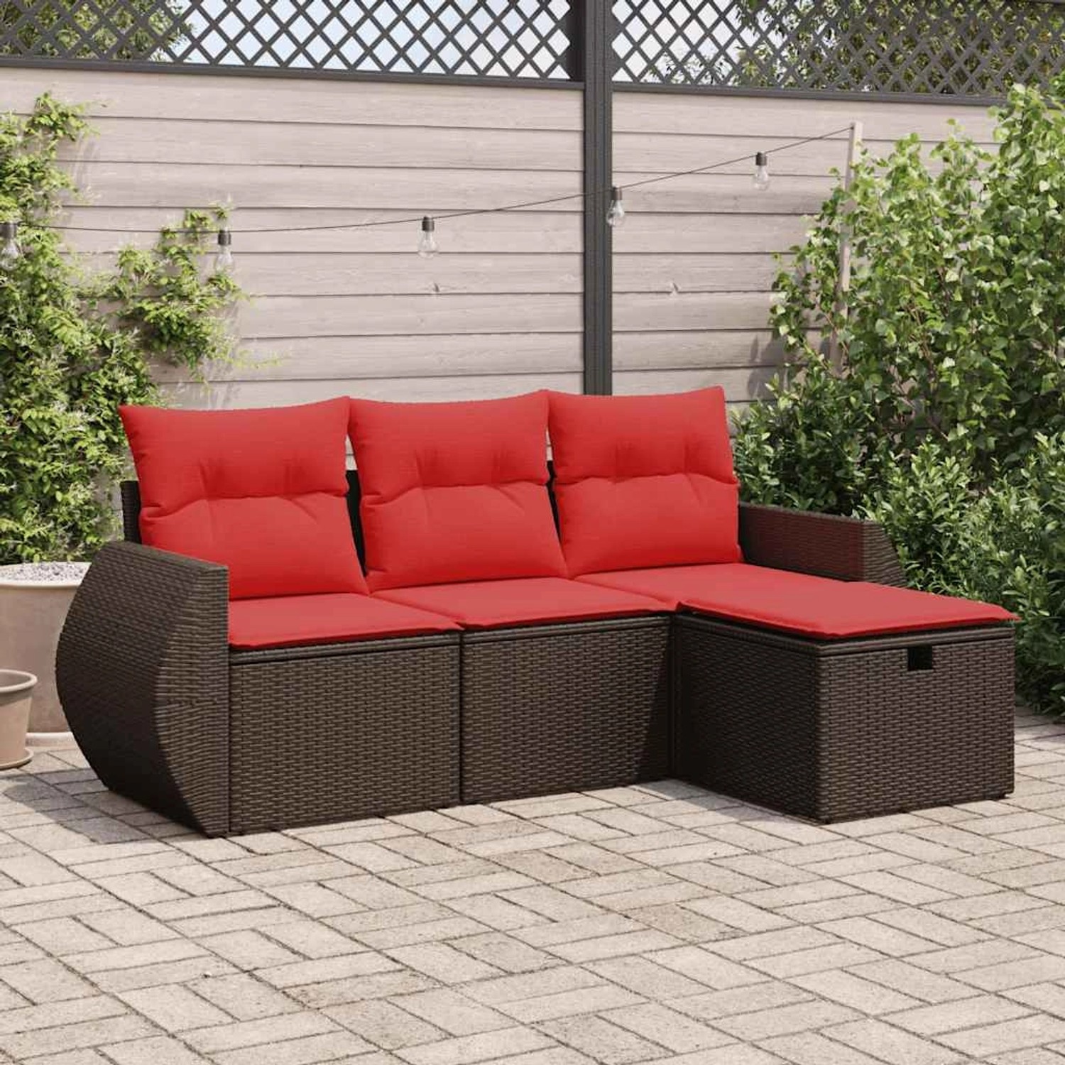 Braune 4-tlg. vidaXL Garten-Sofagarnitur aus Rattan mit roten Kissen.