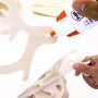 Pritt Bastelkleber beim Verkleben eines Holz-Elchs. Ideal für Bastelprojekte mit Papier, Holz und mehr.