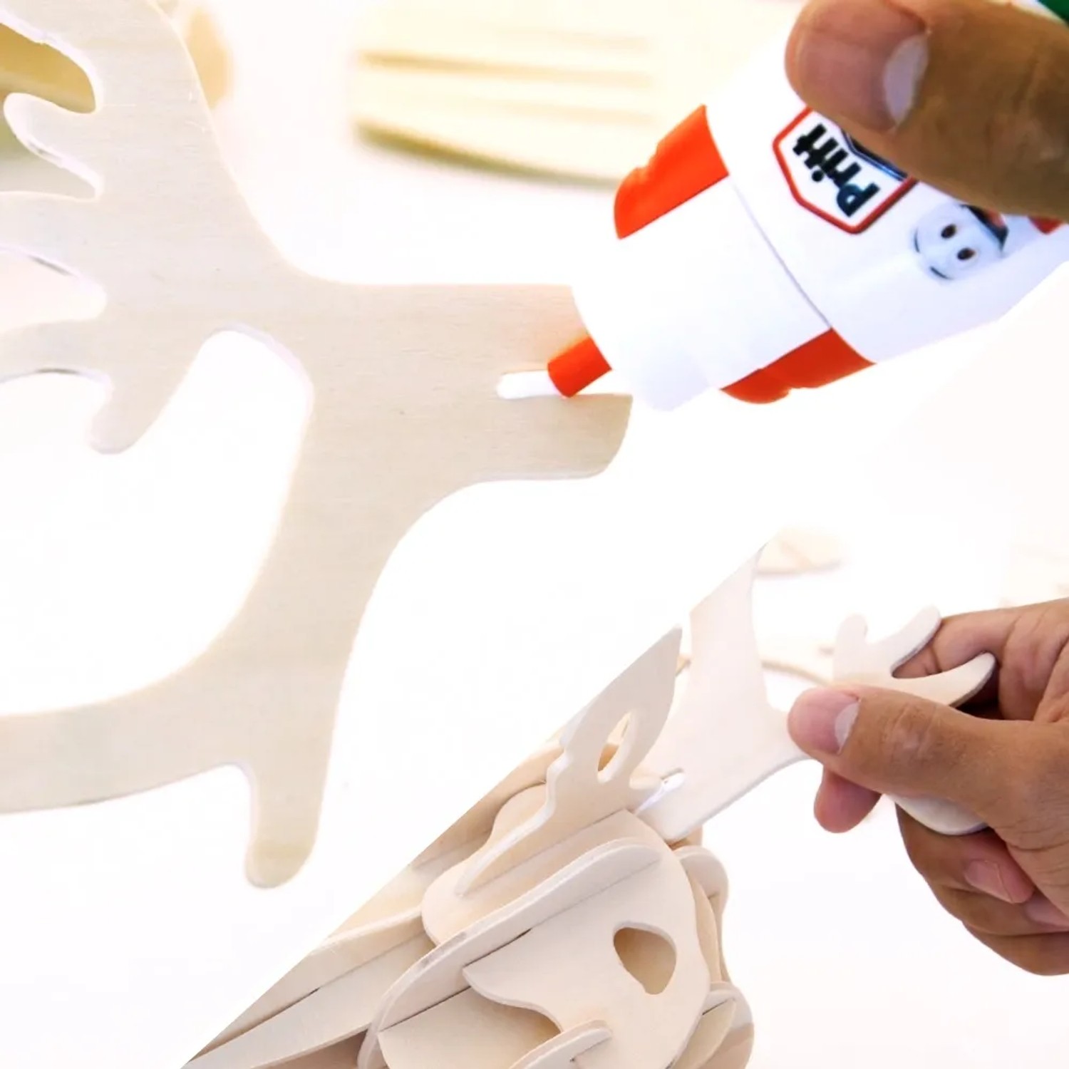 Pritt Bastelkleber beim Verkleben eines Holz-Elchs. Ideal für Bastelprojekte mit Papier, Holz und mehr.