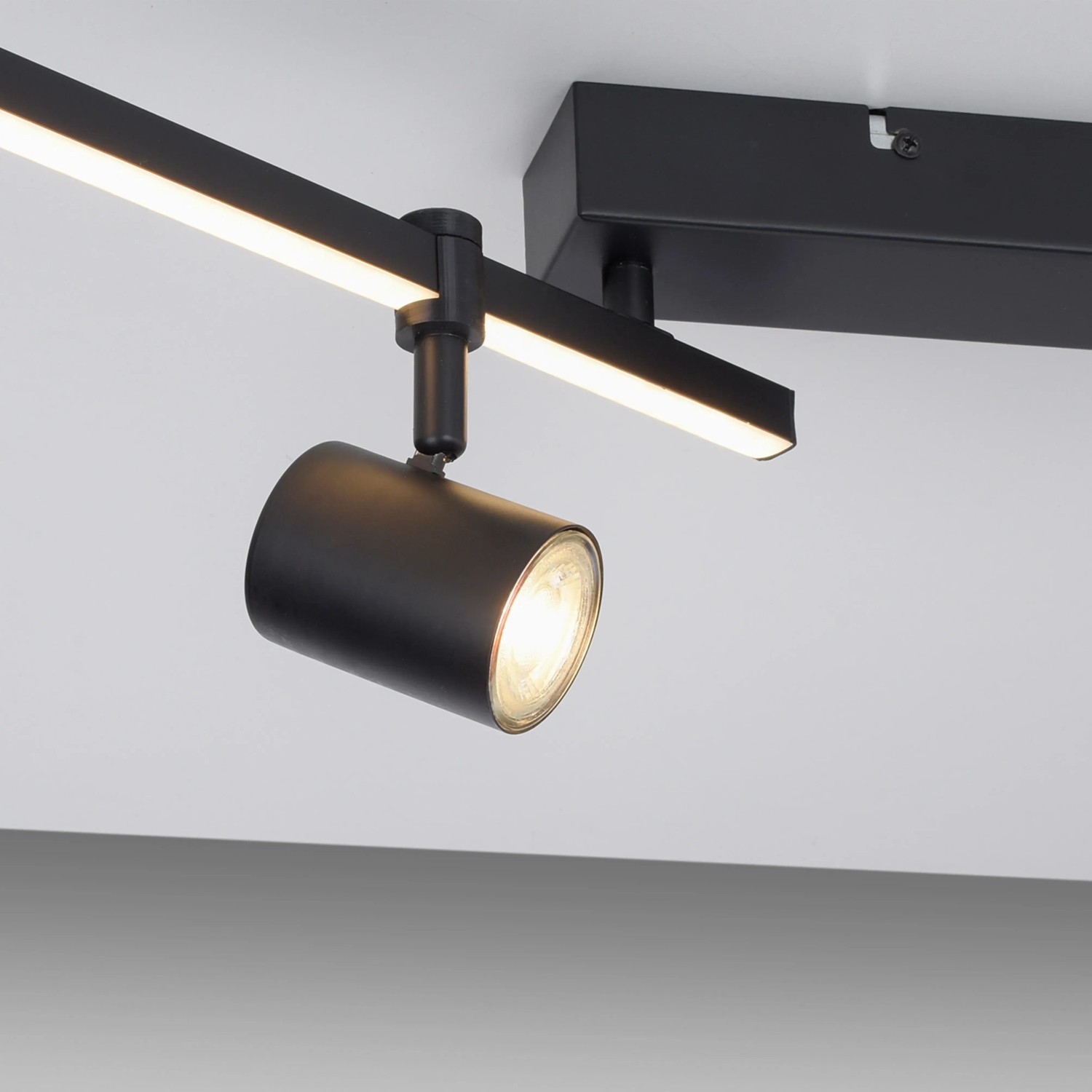 Schwarze Paul Neuhaus LED-Deckenleuchte Barik mit vier schwenkbaren Spots und LED-Leiste.