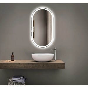 Ovaler DSK LED-Lichtspiegel Silver Lagos, 50x90 cm, mit umlaufender Beleuchtung im modernen Badezimmer.