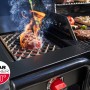 Char-Broil Gas2Coal Hybridgrill mit Sear-Brenner und Steak auf dem Grillrost.
