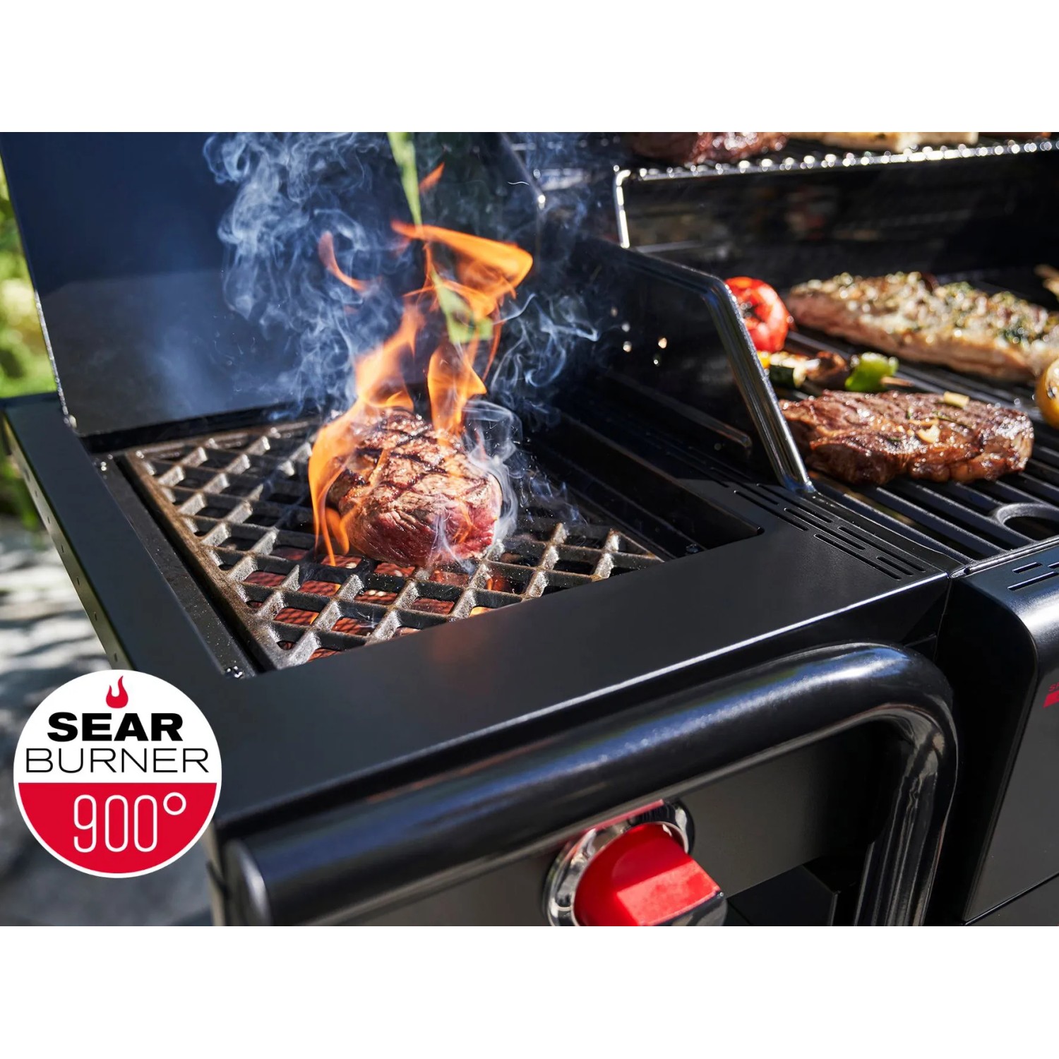 Char-Broil Gas2Coal Hybridgrill mit Sear-Brenner und Steak auf dem Grillrost.