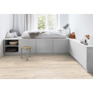 Heller Raum mit Kaindl Comfort Laminat 7 mm Eiche Michigan Kent Bodenbelag.