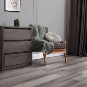 ML-Design PVC Bodenbelag Kiefer Grau, selbstklebend, im Wohnraum verlegt.