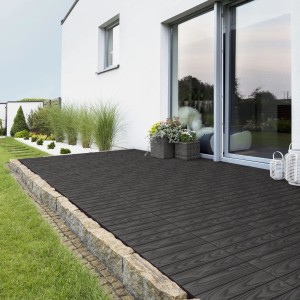 Verlegte, anthrazitfarbene ML-Design WPC Terrassenfliesen in Holzoptik (55 Stück) auf einer Terrasse.