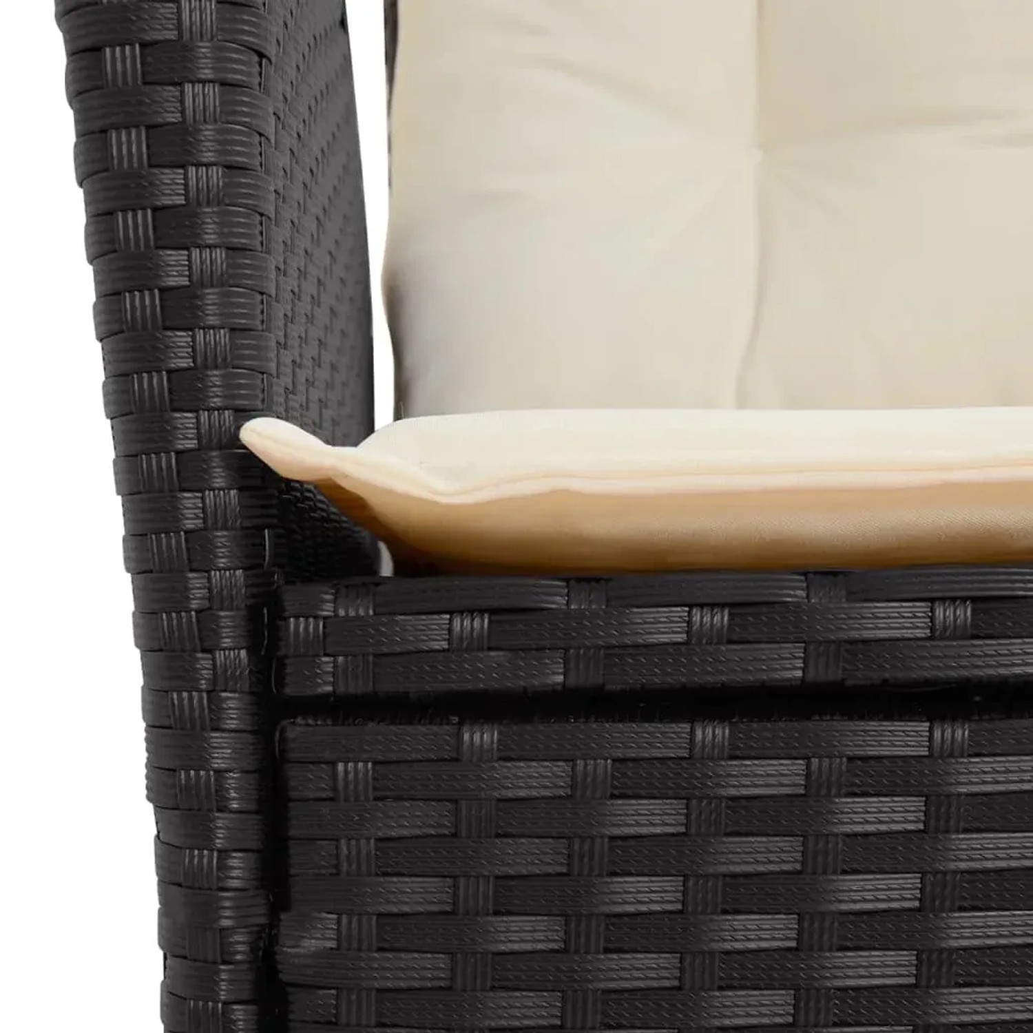 Detailansicht: Schwarzer Poly Rattan Gartenstuhl mit cremefarbenen Kissen, Teil der 7-tlg. Essgruppe.
