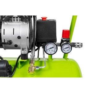 Detailansicht des Zipper Silent Kompressors ZI-COM24SI. Grüne Tankoberseite, zwei Manometer, roter Druckregler und schwarze Steuerung.