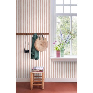 ESTAhome Vliestapete mit Streifenmuster in Terrakottarosa und Weiß an einer Wand, ideal für dekorative Akzente.
