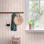 ESTAhome Vliestapete mit Streifenmuster in Terrakottarosa und Weiß an einer Wand, ideal für dekorative Akzente.