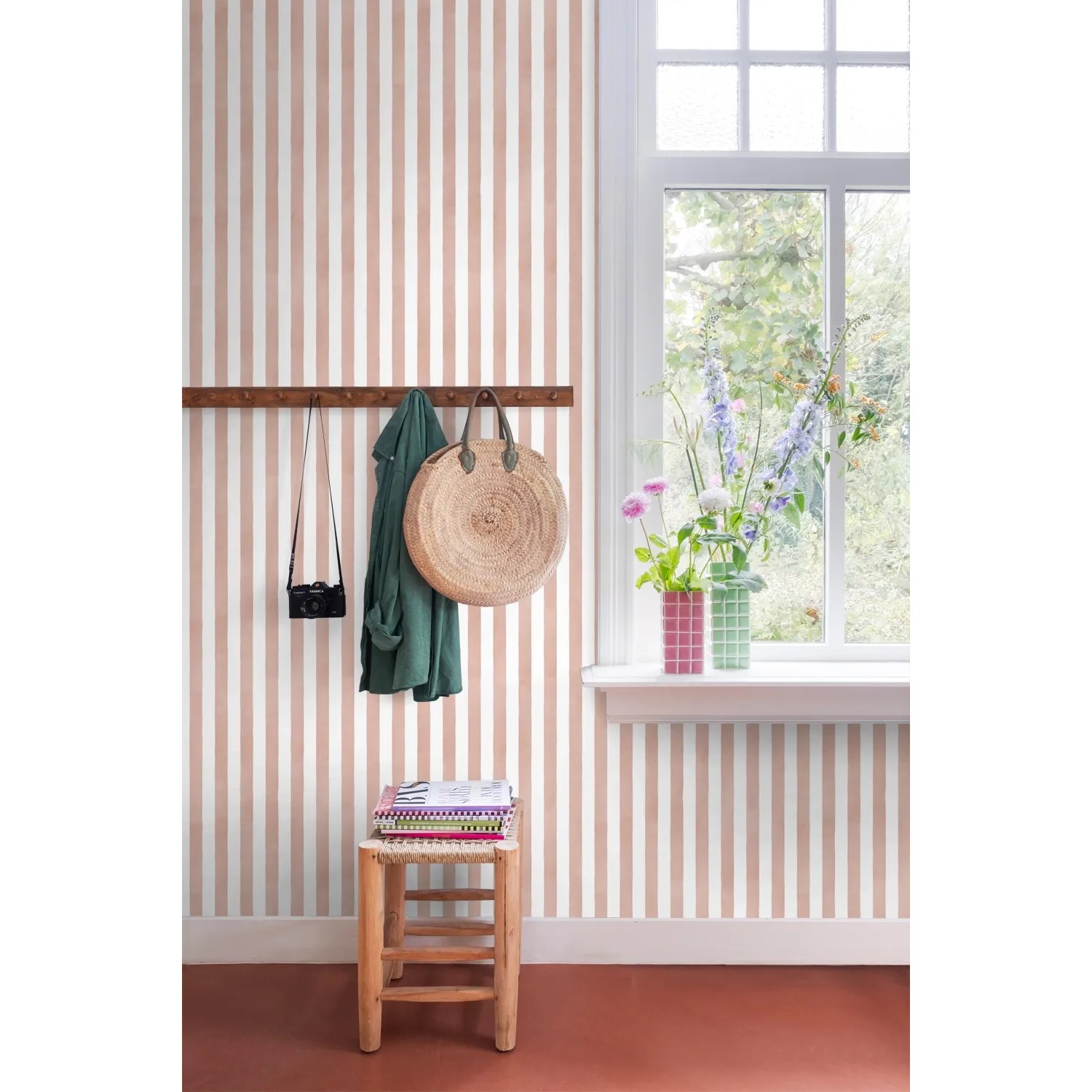 ESTAhome Vliestapete mit Streifenmuster in Terrakottarosa und Weiß an einer Wand, ideal für dekorative Akzente.