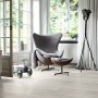 Wohnraum mit Egger NatureSense Aqua Laminat 10 mm in Grau. Wasserfester Laminatboden.