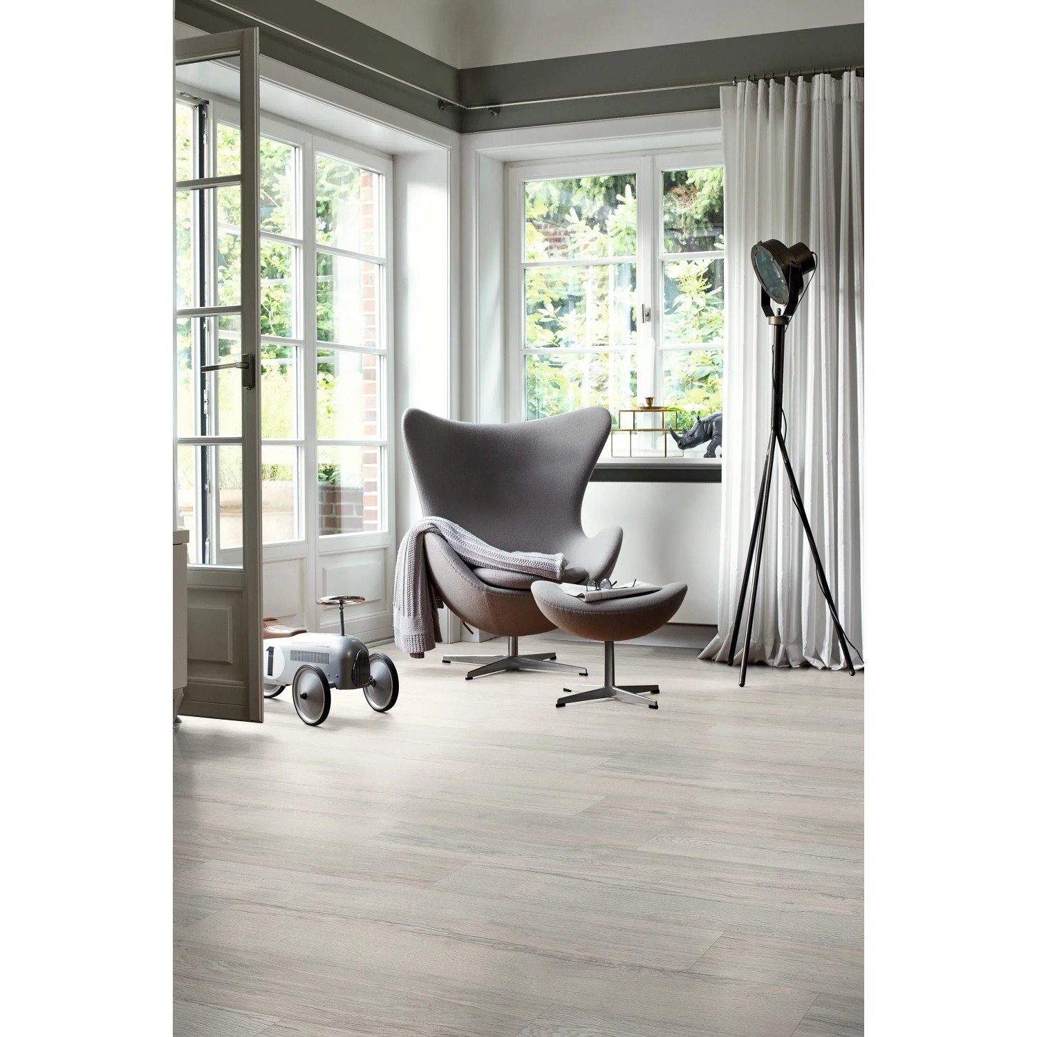 Wohnraum mit Egger NatureSense Aqua Laminat 10 mm in Grau. Wasserfester Laminatboden.